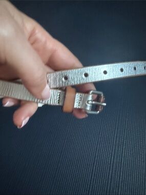 GAP Metallic Silver Leather Thin Belt with Tan Loop, Medium, EC